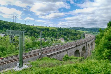 Almanya'da Altenbeken'deki tarihi demiryolu viyadüğünde görüş açısı
