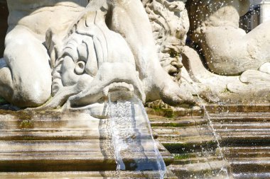 Bir çeşme üzerinde bir waterspout