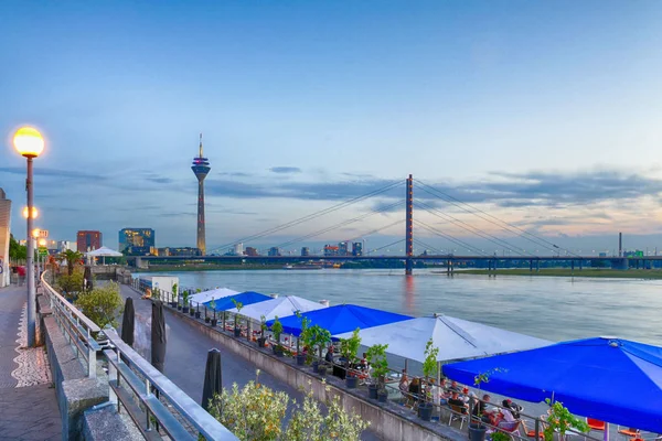 Zomeravond Aan Rivier Rijn Düsseldorf Duitsland — Stockfoto