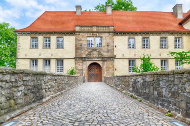 Almanya'da Herne'de tarihi bir hendekli kalenin köprü ve girişi