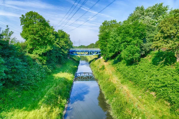 Almanya'da Ruhr vadisi bölgesinde Emscher nehri ve Recklinghausen yakınlarındaki bir köprü.