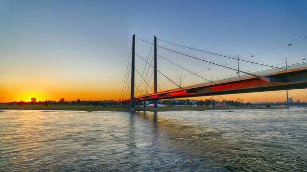 夏のデュッセルドルフのライン川を渡る橋 — ストック写真