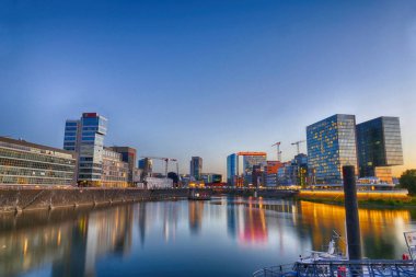 Yaz aylarında Almanya'da Düsseldorf Liman panoraması