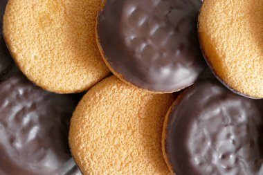 Portakal reçeli dolgulu çikolatalı kurabiyeler