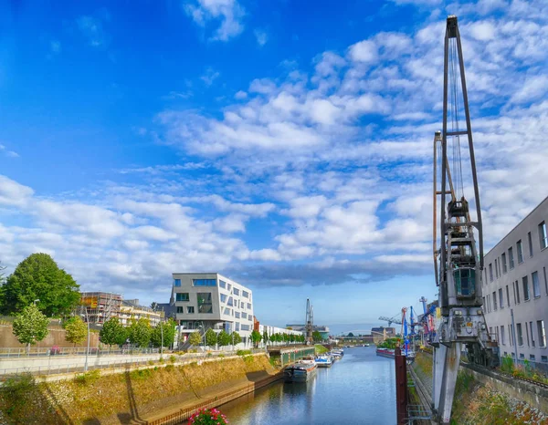 Almanya'daki Neuss limanına bakış