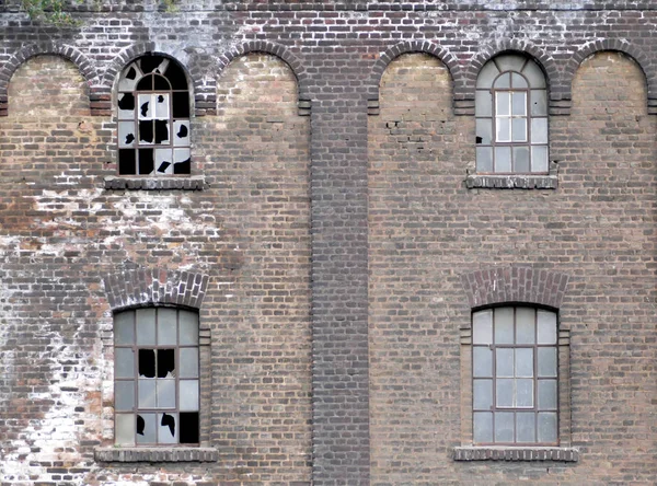 Oude Industriële Gevel Van Een Verlaten Fabriek — Stockfoto