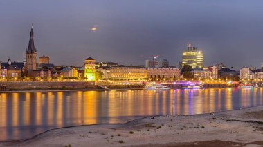 Düsseldorf ve Almanya'da Ren Nehri'nin panoramik manzarası.