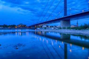 Düsseldorf'ta Ren nehri ve konser salonu nun karşısında brigde