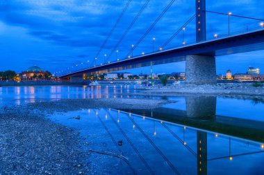 Ren, Almanya'da Düsseldorf bir siluetköprü