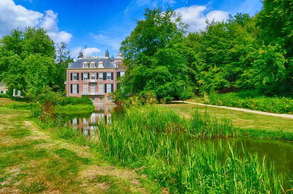 Arnhem, Hollanda'da halka açık bir parkta tarihi konak