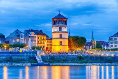 Almanya'da Düsseldorf eski merkezinde Ren tarafından tarihi yer