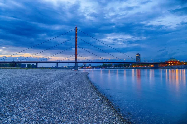 Rajna Híd Duesseldorfban Naplementekor — Stock Fotó