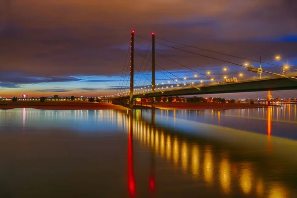 Gün Batımından Sonra Düsseldorf Ren Köprüsü — Stok fotoğraf