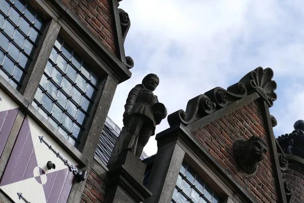 Szobor Történelmi Homlokzatán Arnhem Hollandiában — Stock Fotó