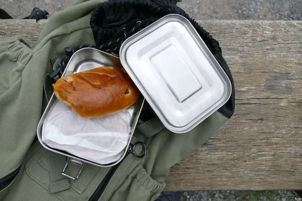 小吃盒和背包中的徒步旅行用品 — 图库照片
