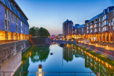 Almanya'da Düsseldorf tarihi merkezinde eski liman