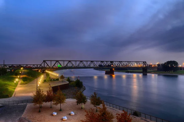 Vista Sobre Reno Uma Ponte Ferroviária Histórica Partir Parque Público — Fotografia de Stock