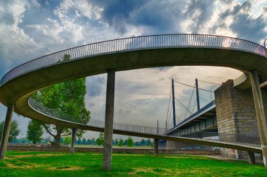Almanya'da Düsseldorf Ren karşısında bir köprü üzerinde Biycle rampa
