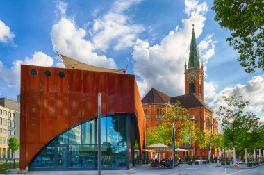 Almanya'da Düsseldorf'un merkezinde tarihi kilise ve yeni bir bina.
