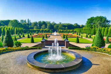 Almanya'da Kamp Lintfort'ta tarihi bir manastır bahçesinde ki çeşmeler