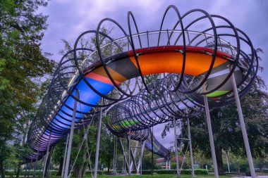 Almanya'da Oberhausen'deki Rhein-Herne kanalında halka açık bir parkta köprü.