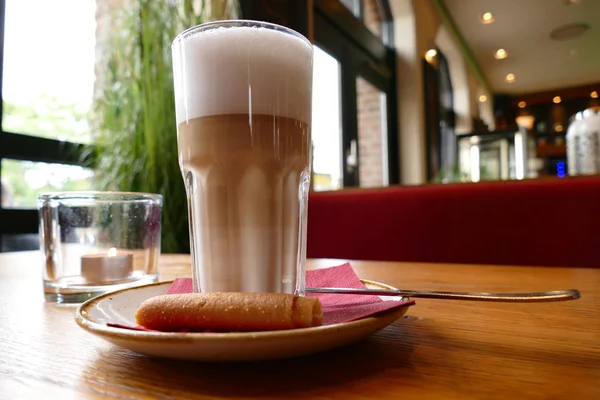 Ein Glas Latte Macchiato Einer Höhle — Stockfoto