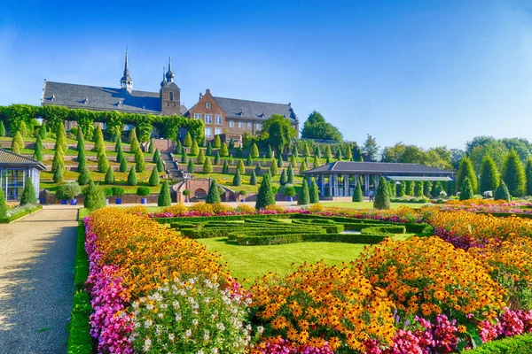 Tarihi bir manastır bahçesinde çiçek tarhları