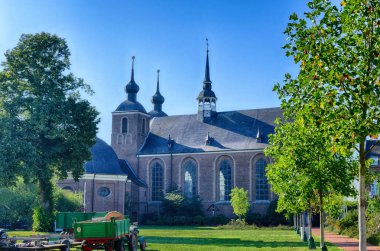 Almanya'da Kamp Lintfort'taki tarihi manastır kilisesi.