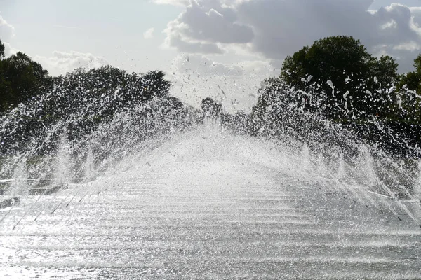 Des Éclaboussures Eau Une Fontaine Dans Parc Public — Photo