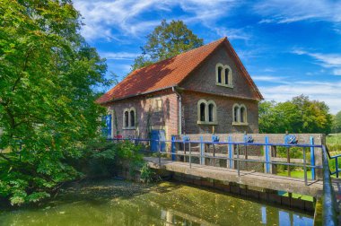 Almanya'da Legden yakınlarındaki tarihi değirmen ve weir