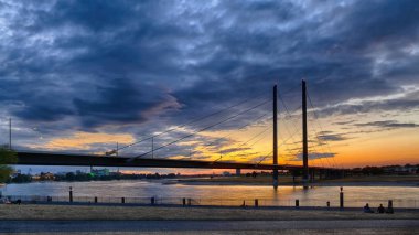 Almanya'da Düsseldorf'ta Ren nehri üzerinde gün batımı