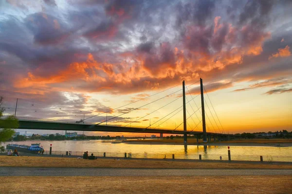Brücke Über Rhein Und Stadtstrand Düsseldorf Bei Sonnenuntergang Sommer — Stockfoto