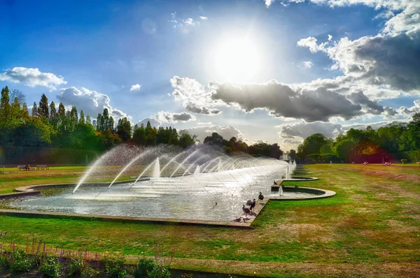 Parque Urbano Con Una Fuente Norte Duesseldorf Alemania — Foto de Stock