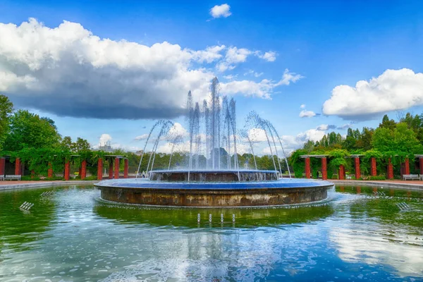 Almanya Düsseldorf Kuzeyinde Halka Açık Bir Parkta Yuvarlak Bir Çeşme — Stok fotoğraf