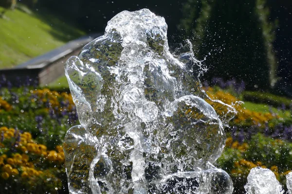 Salpicando Cascada Agua Una Fuente — Foto de Stock