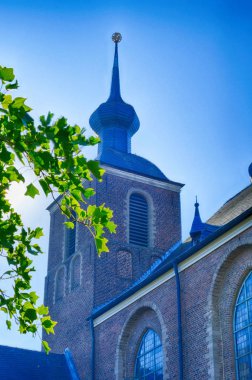 Almanya'da Kamp Lintfort'ta tarihi bir manastırın kilise kulesi.