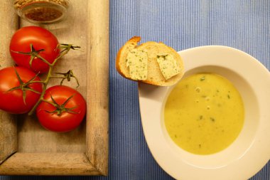 Pırasa kremalı çorba ve tereyağı.