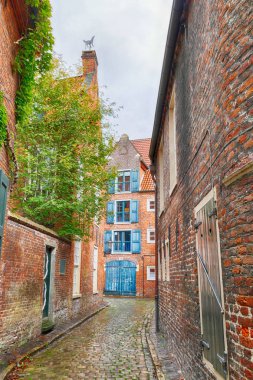 Doğu Frizya 'daki Leer' in tarihi merkezinde eski dar bir yol