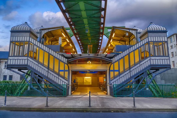 Almanya 'da Wuppertal' daki tramvay istasyonu.