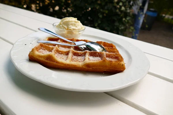 Frische Waffel Mit Puderzucker Und Schlagsahne — Stockfoto