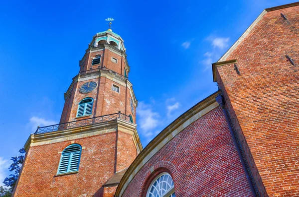 이스트 프리지아에 레저의 역사적 중심지에 교회와 — 스톡 사진