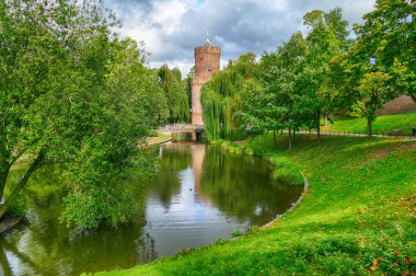 Hollanda, Nijmegen 'in merkezindeki halk parkı ve tarihi kule