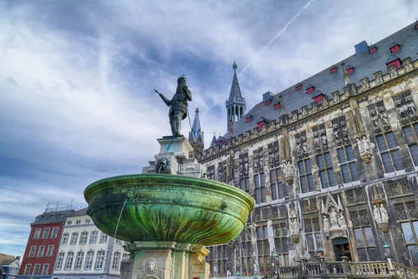 德国亚琛的历史喷泉和市政厅 — 图库照片
