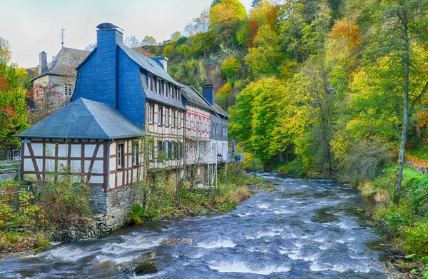 Halvtimmerhus Och Älv Den Historiska Staden Monschau Eifelbergen Tyskland — Stockfoto