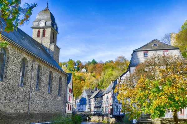 Kyrk Och Halvtimmerhus Monschaus Historiska Centrum Eifel Regionen — Stockfoto