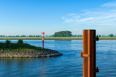 Almanya 'daki Emmerich Ren Limanı' nın yakınındaki Ren nehrine bakın.