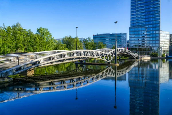 ケルンの公共事業公園の近代的な橋 — ストック写真