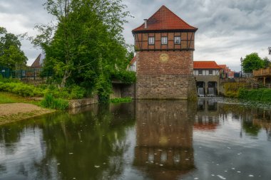 Luedinghausen 'deki Borg' da tarihi değirmeni olan bir gölet.
