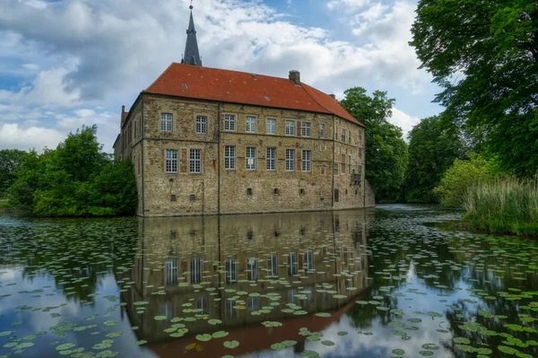 Estanque Con Castillo Renacentista Amarrado Luedinghausen Alemania — Foto de Stock