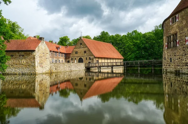 Buitenste Bailey Van Middeleeuwse Grachten Kasteel Luedinghausen — Stockfoto